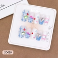Faux ongles faits main à carreaux bleus et blancs avec motifs de cœur et cristaux brillants - Taille XS (SD099-XS)