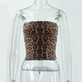 Dettaglio delle paillettes con stampa leopardata su un top a fascia marrone - S / Stampa leopardata