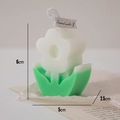 White flower scented candle with green leaf base, dimensions 6cm x 5cm x 2.5cm - White Flower Light Green Leaf