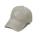 Dettaglio del ricamo a sole su cappellino da baseball in cotone lavato kaki con visiera - Cachi