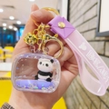 Detalle del llavero de panda con colgante de TV lila y cierre metálico dorado - Líquido Púrpura + Panda