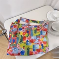 Détail de l'imprimé floral abstrait sur un sac en coton doux au style minimaliste et coloré - Fleurs Graffiti Dessinées à la Main