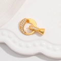 Detailansicht eines vergoldeten S925 Silber Hufeisen-Verschlusses mit Zirkonia-Besatz - Goldener Mondsichelverschluss