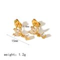 Detailansicht der 18K vergoldeten Kleeblatt Ohrringe mit Maßen 7,8 mm und 15 mm Breite - Goldene Blumen Blatt Ohrstecker (TE6533-WT)
