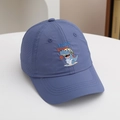 Detalle de la gorra azul para niños con bordado de dinosaurio y paneles laterales de malla - 54cm (3-8 años) / Azul