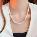 Élégant collier de perles blanches sur le cou d'une femme montrant un éclat classique - Collier de Grandes Perles 10mm Classique / 13# Collier-Or-Blanc-10mm