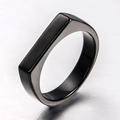Nahaufnahme eines schwarzen matten Edelstahlrings mit flacher Oberseite und Satin-Finish - US 5 / Schwarz