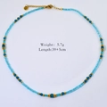 Vista detallada de collar hecho a mano con cuentas de cristal azul cielo y cierre dorado - Estilo de Cuadrado de Cristal