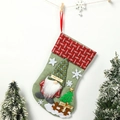 Detail van groene jute kerstsok met een kabouter, boom en Merry Christmas-bordje - Groen