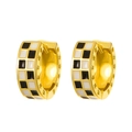 Klassische Creolen mit Schachbrettmuster, Goldrand und gravierten Seitensternen in Gold - Emaille-Schachbrett-Stil / Gold