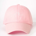 Dettaglio del ricamo a onda bianca su un cappellino da baseball in cotone rosa - Taglia unica / Rosa