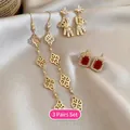 Drei Paar goldene Ohrringe mit Kleeblatt-Anhängern, Bären und roten Rubinsteinen - Set Mit 3 Paaren - Kleeblatt/Bärenstern/Roter Rubin-Quadrat (5# Silbernadel-Gold-Rot)