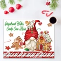 Weihnachts-Tischset mit Wichtel und Lebkuchenhaus-Motiv auf festlichem weißem Tisch - Lebkuchenmann Zwerg Stil (J-CZ78)
