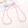 Dettaglio di perline in acrilico rosa tonde e cuori azzurri con chiusure a moschettone argento - Cuore 2-in-1 Crossbody / Rosa