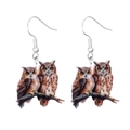 Detalle de pendientes de acrílico con diseño de búhos en ramas de árboles - Doble búhos