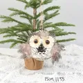 Décoration de Noël hibou rond avec plumes et paillettes sur un sapin de fête - Lot 34 (Ornement Boule Hibou)