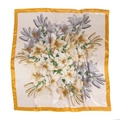 Dettaglio di un foulard in seta con trama satinata e stampa floreale di gigli gialli - 90cmx90cm / Beige