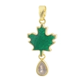 Dettaglio del ciondolo a foglia d'acero placcato oro 18K con smalto verde e zircone - 05-Ciondolo Goccia Foglia di Acero Verde