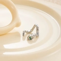 Manchette d'oreille serpent argenté avec yeux verts et zircons sur plateau crème - Style Serpent Courbé (A134-8#)