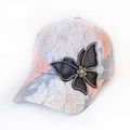 Détail de casquette en dentelle florale avec papillon en résille et strass brillants - Adulte 55-58cm / Rose