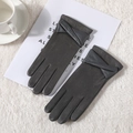 Gants tactiles thermiques gris foncé avec un nœud en cuir sur tissu pelucheux doux - Taille unique / Daim Synthétique Nœud-Gris Foncé