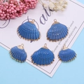 Cinque ciondoli a forma di conchiglia blu con bordi placcati in oro per creazione di gioielli - Celeste