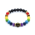 Dettaglio del bracciale chakra con pietre naturali, perle laviche e distanziatori dorati - Chakra Misto Multicolore con Perlina Mantra Nera (款式-04)