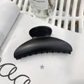 Gros plan d'une grande pince à cheveux noire mate au design épuré en forme de croissant - Noir Mat - Boucle Papillon Grande Pince Épaissie (Env. 12 cm)
