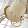 Eleganter beiger Strohhut mit Wellenrand und Herzanhänger auf einem Goldständer - M (56-58cm) / Beige
