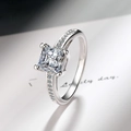 Eleganter silberner Ring mit quadratischem Zirkonia und seitlichem Pavé-Besatz - 5# / Weißer Zirkonia