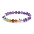Dettaglio del bracciale in pietra lavica con perle colorate e ciondolo mano di Fatima - Bracciale Hamsa Amatista
