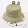 Détail de la broderie crocodile et du cordon réglable sur ce chapeau de soleil bébé - 50-52CM / Vert Clair