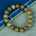 Grünes Sandelholz-Perlenarmband mit natürlicher Maserung auf Vintage-Hintergrund - Einzelschleifen-Stil / 12mm x 17 Stk