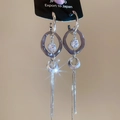 Dettaglio di orecchini a nappa in argento con anelli in resina viola e zirconi - Argento (Perno in argento)