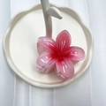 Pinza per capelli a fiore di frangipane rosa sfumato in resina lucida su vassoio - 8cm / Fior di Pesco