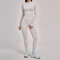 Schlankes hellgraues Yoga-Set mit nahtloser Reißverschlussjacke und Leggings - S / Oberteil Und Unterteil / Weißer Sand