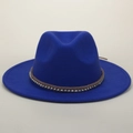 Königsblauer Fedora Hut mit braunem Flechtband und silbernen Nieten auf grauem Grund - M (56-58cm) / Blau