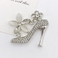 Dettaglio di ciondolo a scarpa con tacco argento con fiore occhio di gatto e strass - D1903 Fiore di Prugna Tacco Alto (Argento)