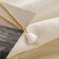 Modische goldene Halskette mit einem weißen Herzanhänger und Pfeil-Design - Gold-Weißes Herz mit Nagel