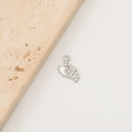 Dettaglio macro di un ciondolo a uva in acciaio inossidabile argento su pietra - Forma di Uva (7#)