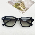 Gafas de sol cuadradas negras con remaches plateados y lentes degradados en fondo blanco - Montura Negra Gris Verde
