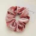 Primer plano del coletero de terciopelo rosa con patrón de estrellas doradas y elástico - Colección Estrella / Rosa