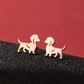 Pendientes de perro teckel en oro rosa sobre cuero negro y fondo rojo de calidad - Silueta de Teckel (780) / Rosa oro