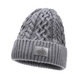 Berretto invernale in maglia a trecce grigio scuro unisex con placchetta in metallo - Regolabile / Grigio