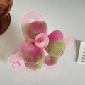 Pince à cheveux fleur en acétate rose avec texture de feuille verte et fini brillant - 8cm / Rose