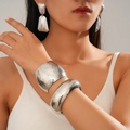 Conjunto de tres piezas de brazaletes y pendientes de metal plateado con textura martillada - Plateado (Juego de 3 piezas)