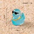 Leuchtende blaue Miniatur-Ente mit Sonnenbrille und Goldkette, Größe 1,6 cm - Grünblau