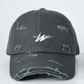 Detailaufnahme der Distressed-Stickerei und der Löcher an der kohlegrauen Baseballkappe - Einheitsgröße / Grau