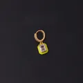 Neon gele emaille oorbellen met zirkonia stenen op een donkere getextureerde basis - Geel (4#)