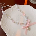 Detalle del collar de cuentas con lazo rosa cuentas de estrella y colgante de corazón - Collar de Corazón con Lazo Rosa